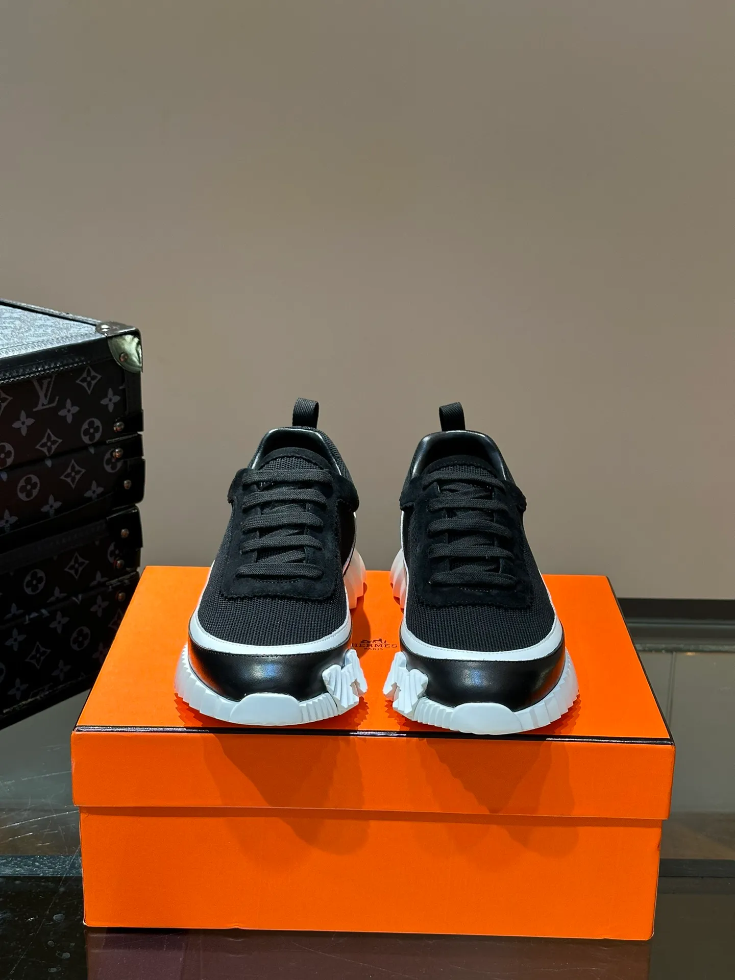 Men's shoes 💰p420 "hermes*" new men's casual sports shoes, the upper is made of cowhide leather and high-end mesh, imported materials, full of texture, the light sole is decorated with contrasting patterns, creating a versatile fashion style. Size: 38-44 (45.46 customized)